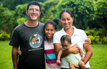 Francesco e Flora hanno creato una ONLUS e aperto Casa Famiglia nelle Filippine